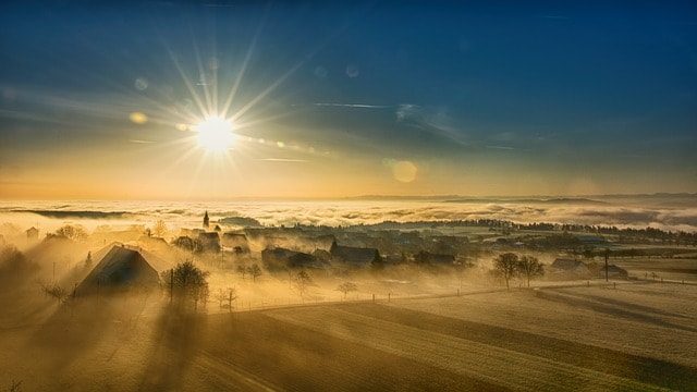 Tal im Sonnenaufgang mit Wolkenmeer im Hintergrund