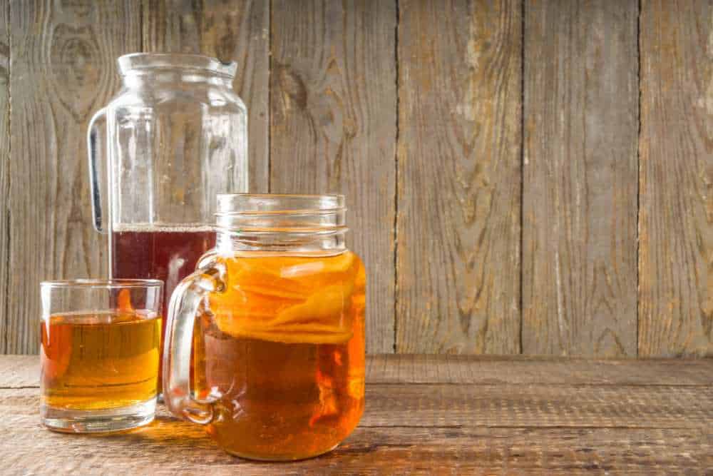 Kombucha in drei unterschiedlich großen Glasgefäßen