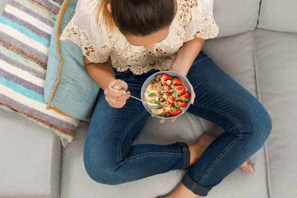Heißhunger junge Frau isst ein Müsli