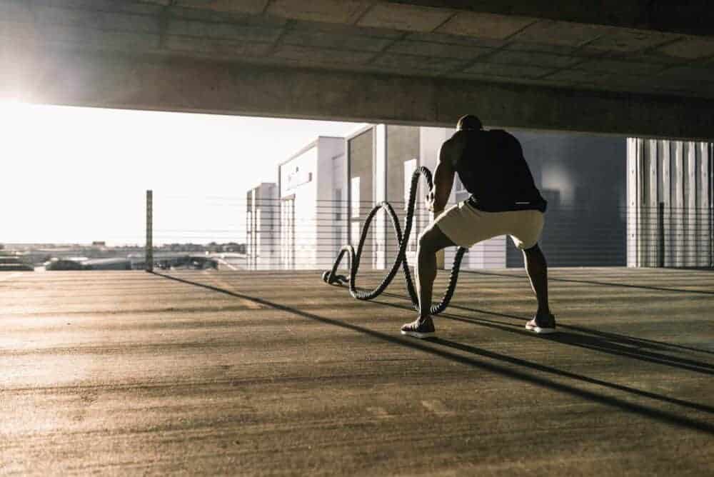 Tabata Training - Mann trainiert am Battlerope