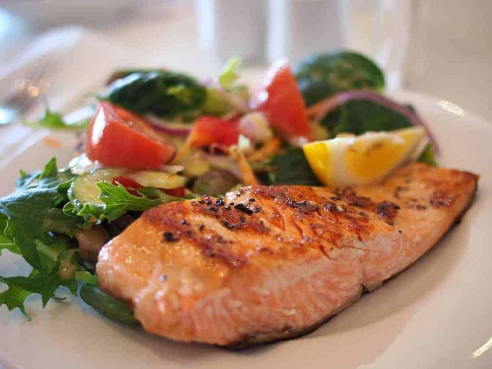 Gebratenes Lachsfilet mit frischem Salat
