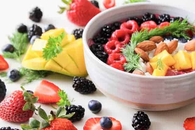 Fr&uuml;hst&uuml;cks-Bowl auf wei&szlig;em Hintergrund