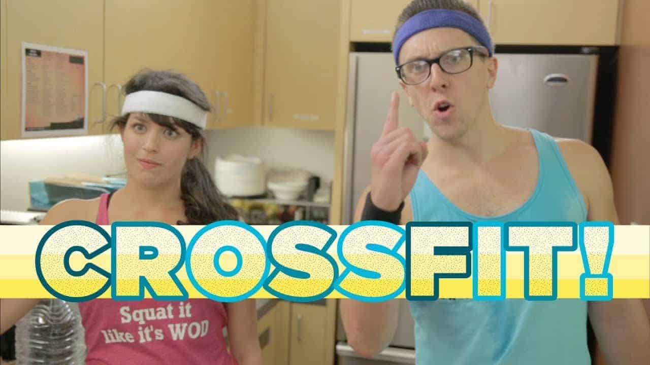 Junges Paar in K&uuml;che mit Slogan CROSSFIT!!