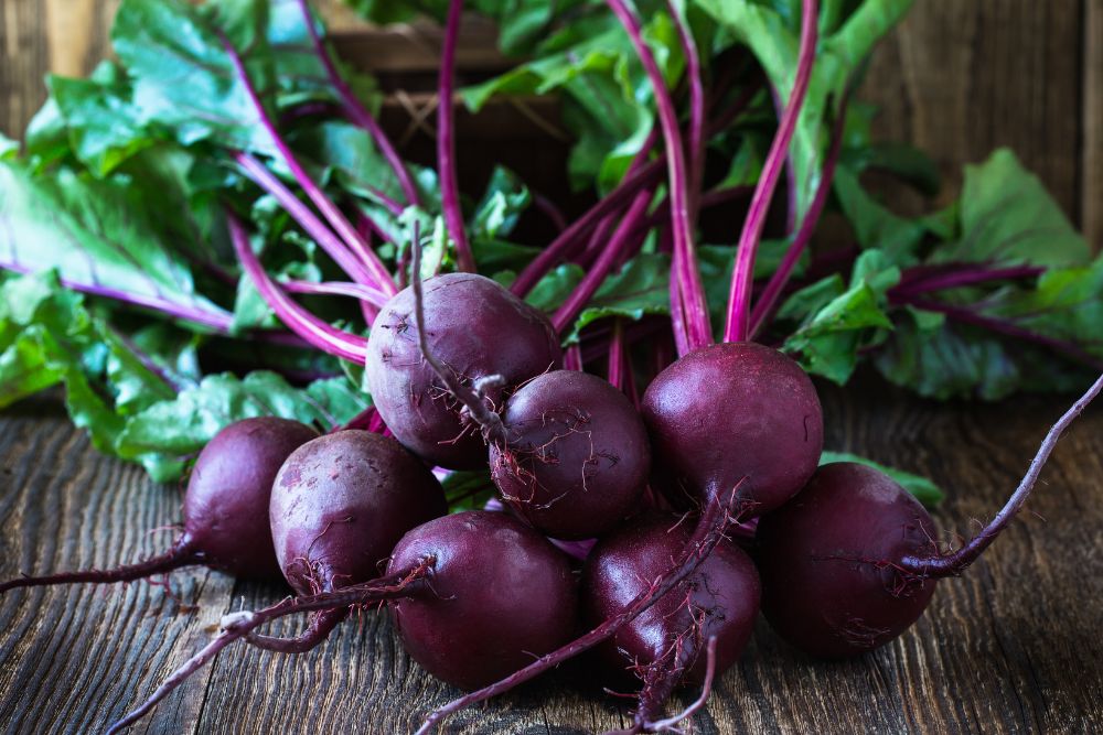 Rote Beete mit Bl&auml;ttern auf einem Tisch