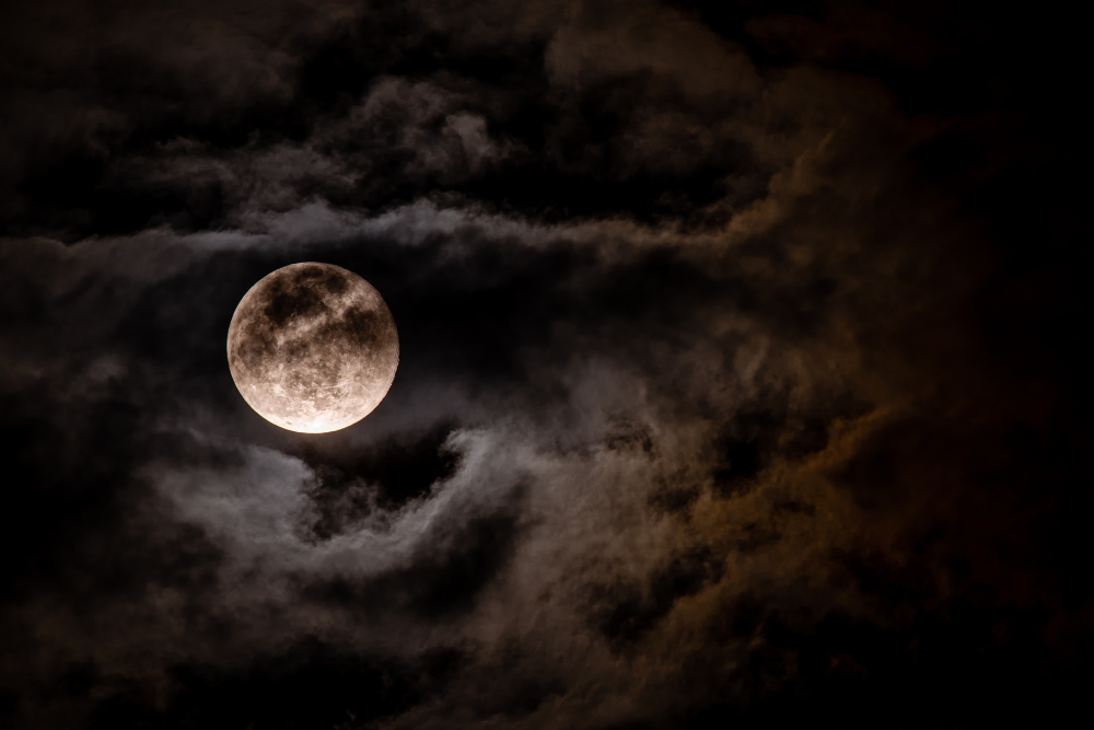 Vollmond bei Wolken