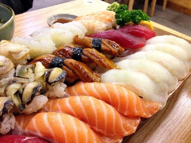Gro&szlig;e Sushiplatte mit Lachs- und Thunfisch-Sashimi