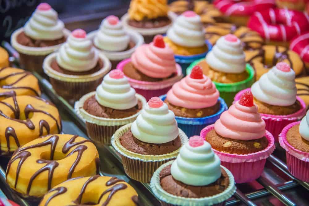 Donuts und Cupcakes in hübscher Auslage.