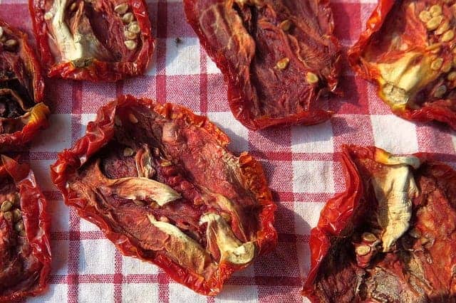 Sonnengetrocknete Tomaten auf rot-wei&szlig;-kariertem Geschirrtuch