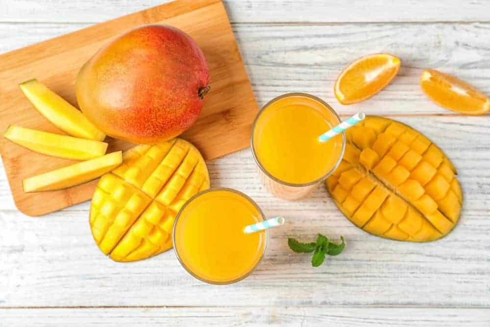Mango mit viel Beta Carotin auf wei&szlig;em Tisch