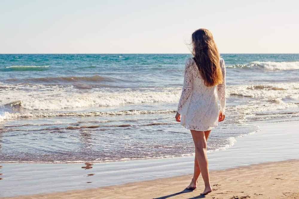 Frau barfuß am Strand
