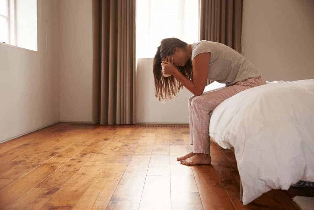 Depressionen junge Frau im Schlafzimmer