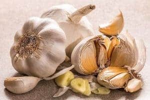 Knoblauchknollen und Knoblauchzehen aus seitlicher Perspektive
