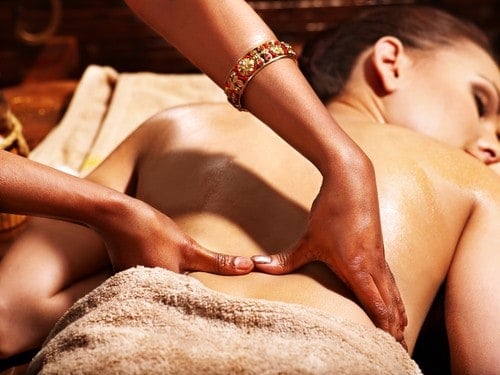 Frau bekommt von anderer Frau eine R&uuml;ckenmassage
