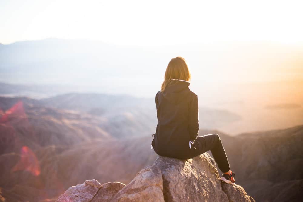Network Marketing Mythen - Frau in den Bergen in der Abendsonne
