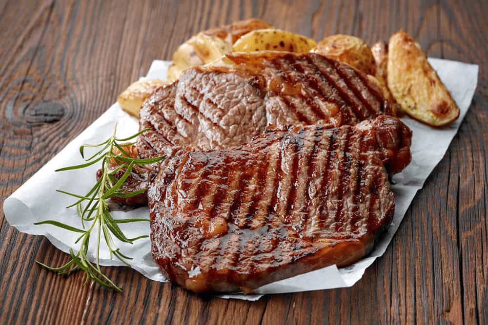 Gegrilltes Fleisch mit Ofenkartoffeln