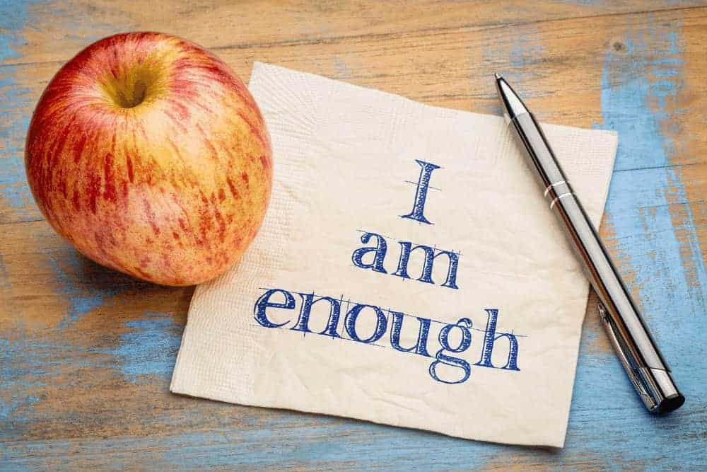 Positive Affirmationen Apfel mit Stift und Serviette mit Aufschrift "Ich bin gut genug"