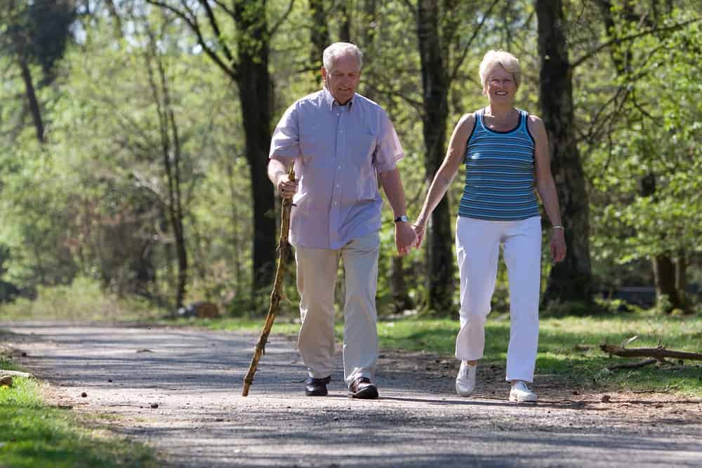 Fit sein bis ins hohe Alter Fit sein bis ins hohe Alter altes Ehepaar im Park