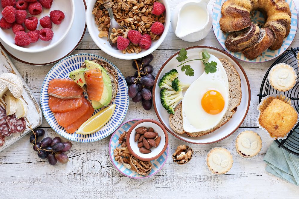 Gesundes Osterbrunch mit Beeren, N&uuml;ssen und Trauben, unter anderem