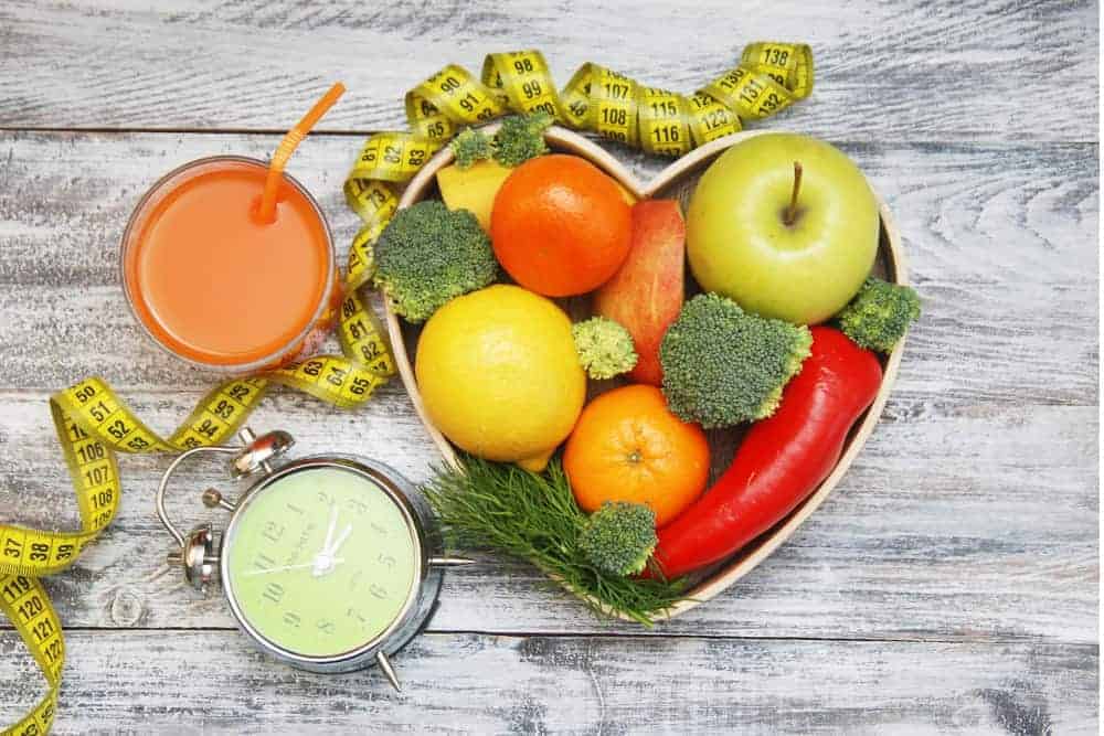 Herz aus Obst und Gemüse mit Maßband