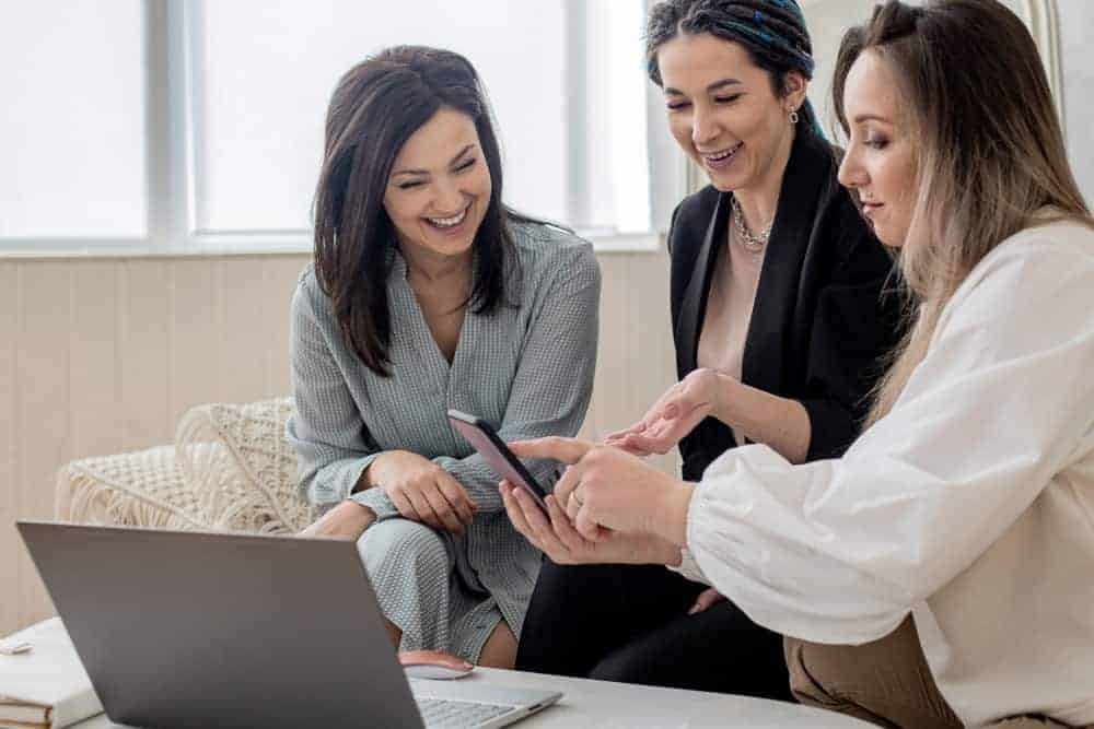 Junge Frauen am PC