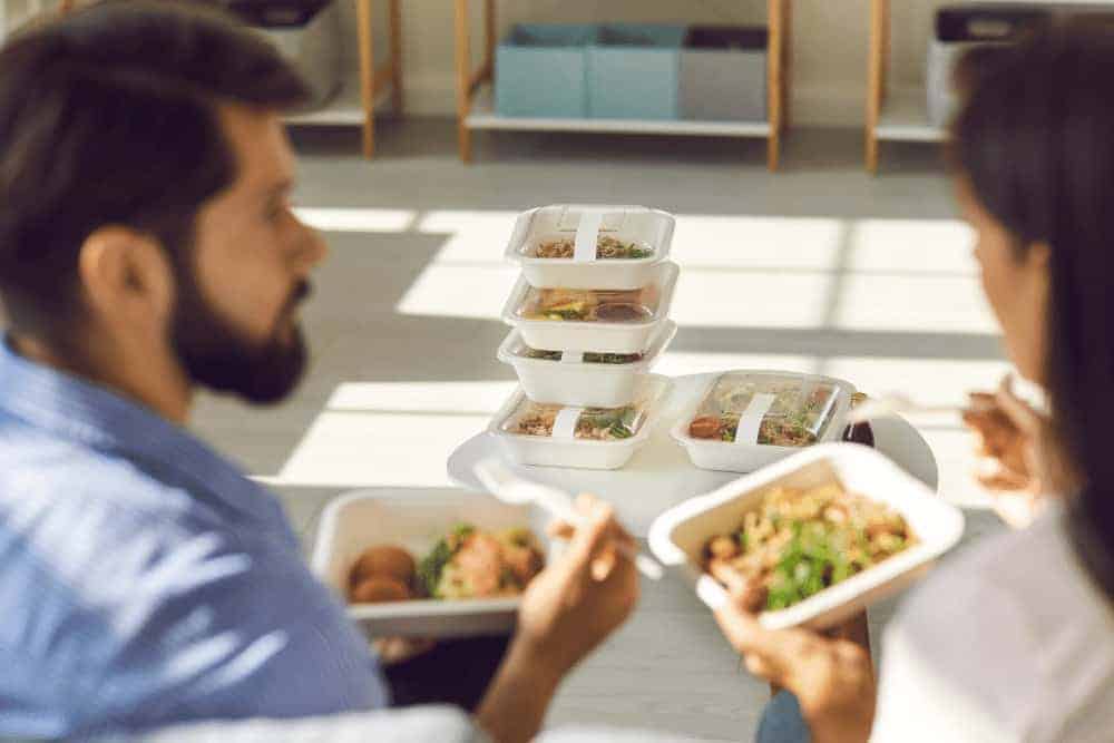 Hei&szlig;hunger lindern junge Menschen bereiten Essensboxen vor