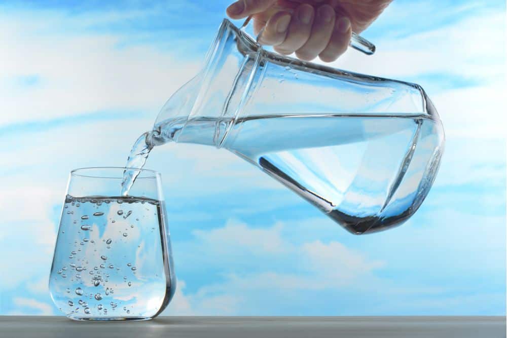 Wasser wird in ein Wasserglas abgef&uuml;llt