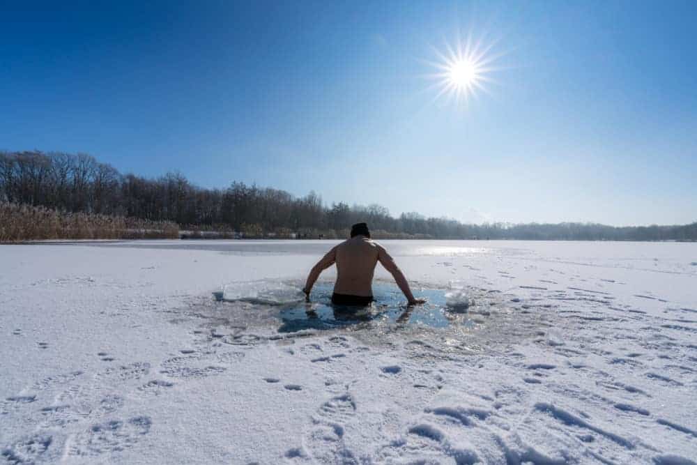 Kalte Jahreszeit: Mann nimmt ein Eisbad in einem See