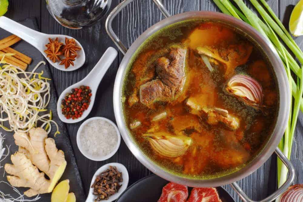 Eintopf mit Gew&uuml;rzen und Fleisch auf dem Tisch
