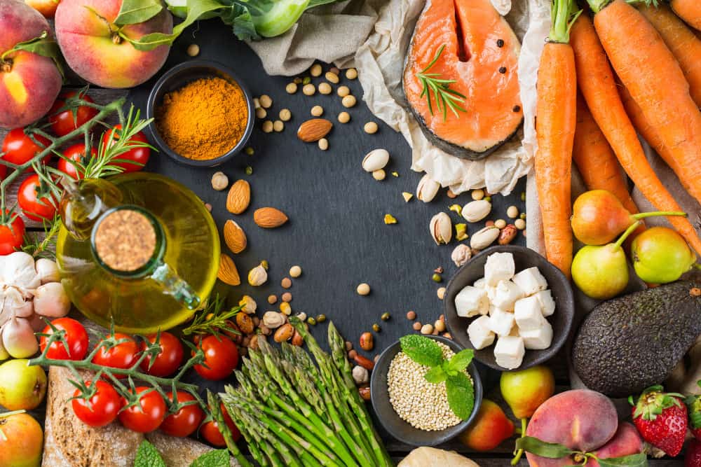 Mischung verschiedener mediterraner Lebensmittel wie zum Beispiel Tomaten