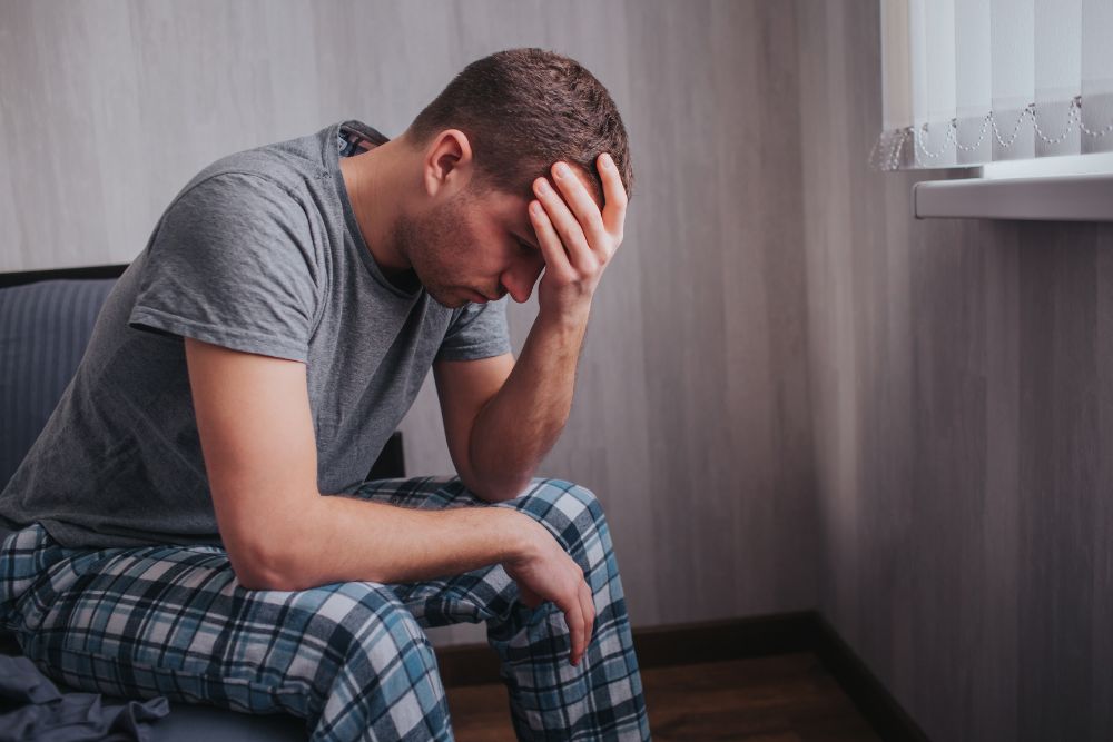 Deprimierter Mann h&auml;lt sich den Kopf