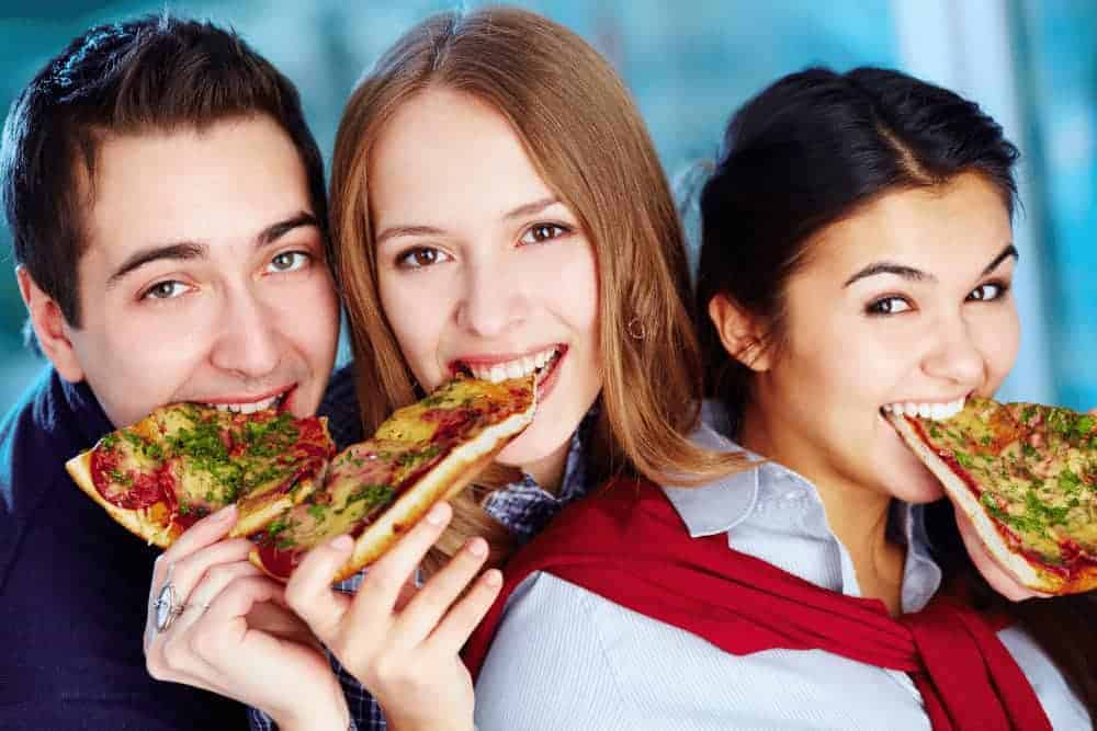 Hei&szlig;hunger lindern junge Menschen essen Pizza