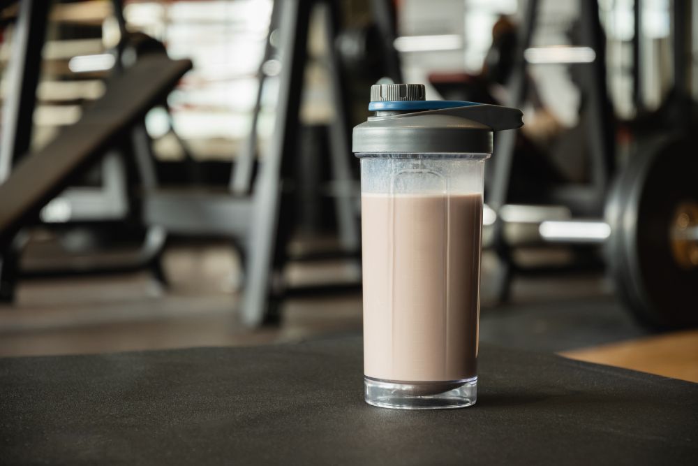 Proteinshake auf einem Laufband in einem Fitnessstudio