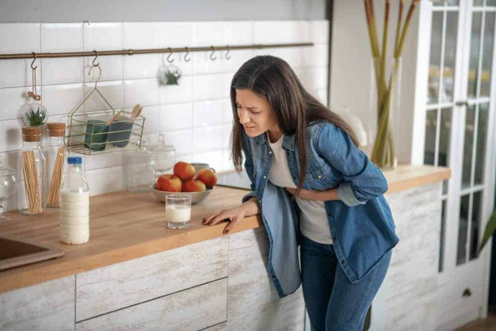 Histaminintoleranz Symptome Frau mit Darmschmerzen